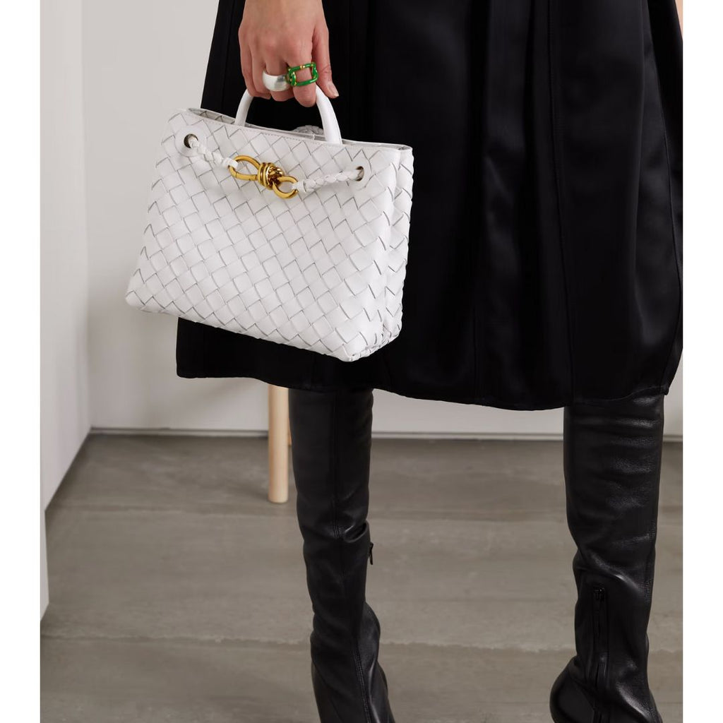 The Elora Shoulder Bag in Pure Leather