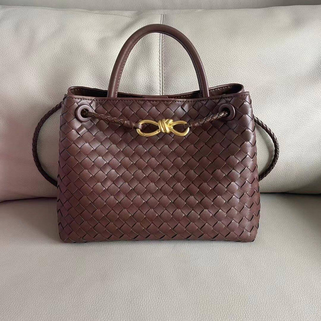The Elora Shoulder Bag in Pure Leather Small Size