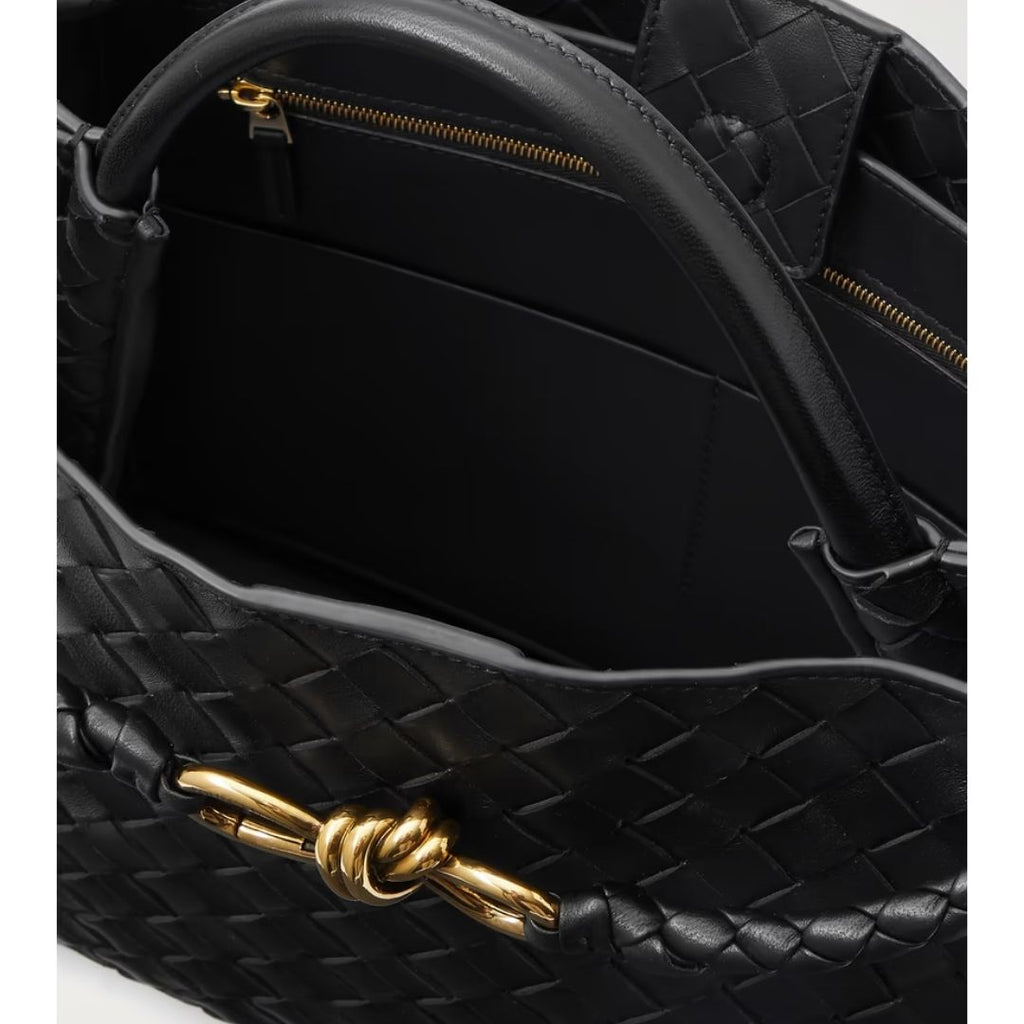 The Elora Shoulder Bag in Pure Leather